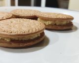 A picture of step 4 of Marie Biscuit Choco pies.