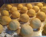 Foto langkah ke 4 dari resep Donat tape isi pisang - eggless.