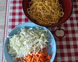 Foto langkah ke 1 dari resep Tumis Mie Kuning Basah.