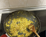 Foto del paso 2 de la receta: Sopas de ajo con cebolla y puerro caramelizados y queso de cabra