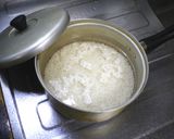 A picture of step 2 of Boiled white rice, used a pot with lid.