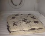 A picture of step 3 of Oreo Brownie Ice cream Sandwich.