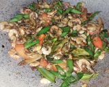 Foto langkah ke 6 dari resep Tumis Udang Cabe Hijau.
