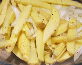 Foto del paso 1 de la receta: Salmón al horno con patatas y cebolla