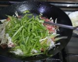 A picture of step 4 of Singaporean rice.