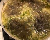 Foto del paso 5 de la receta: Sopa de cubitos con quinoa negra y fideos tostados