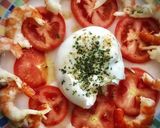 Foto del paso 3 de la receta: Burrata con tomate y langostinos en su salsa