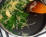 Foto del paso 3 de la receta: Salteado de hojas de rabanitos con tallarines y ricota seca salada. Receta Fácil y rápida