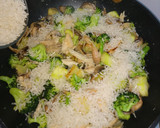 Foto del paso 5 de la receta: Brócoli, arroz, pollo y champiñones aromatizado con salsa de soja