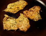 Foto del paso 8 de la receta: Filetes de muslos de pollo, con especias libanesas y huevos fritos de corral con aderezo de ajos fritos