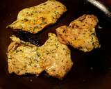 Foto del paso 8 de la receta: Filetes de muslos de pollo, con especias libanesas y huevos fritos de corral con aderezo de ajos fritos