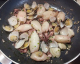Foto del paso 5 de la receta: Calamar pequeño Patagónico con almejas al ajillo