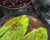 Foto del paso 3 de la receta: Nopal asado con requesón y flor de jamaica