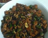Foto langkah ke 7 dari resep Tumis kikil tempe cabai hijau.