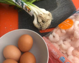 Foto del paso 1 de la receta: Tortilla de espárragos y gambas