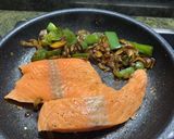 Foto del paso 5 de la receta: Noodles con salmón y salsa de ostras