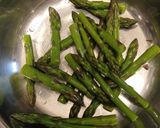 Foto del passaggio 2 della ricetta Uova ripiene agli #asparagi