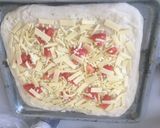 Foto langkah ke 3 dari resep Cheesy White Tomato Pizza.