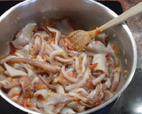 Foto del paso 5 de la receta: Patatas con calamares o pota, en su tinta