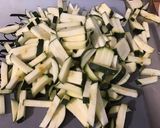 Une image de l'étape 2 de Tomates et courgettes sauce mozzarella sautées à la plancha.