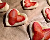Foto del passaggio 6 della ricetta SFOGLIA DI CUORI, CREMA E FRAGOLE