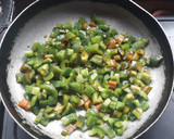 शिम्ला मिरची भाजी (shimla mirchi bhaji recipe in marathi) रेसिपी स्टेप 2 फोटो 