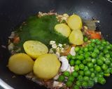 A picture of step 3 of Hariyali Aloo Chutney Pulao.