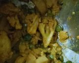 A picture of step 3 of Ghobhi aloo matar.