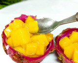 Foto del paso 2 de la receta: Ensalada de mango, fruta del dragón, granada, miel y menta