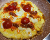 Foto del paso 4 de la receta: Tortilla abierta con quesos, sobrasada, cherrys y aguacate