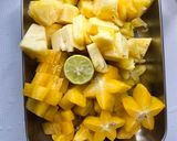 Foto langkah ke 1 dari resep Lime Pineapple Starfruit | Pressed Juice.