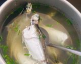 Hình bước làm 1 của món Canh cá sòng nấu hành lá