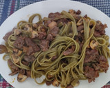 Foto del paso 4 de la receta: Cintas de espinacas picantes con carne y champiñones