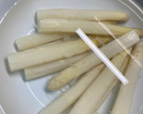 Foto del paso 2 de la receta: Espárragos blancos con salmón y salsa de eneldo fresco