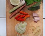 Foto langkah ke 2 dari resep Sup Tomyum Bening.