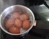 Foto del paso 1 de la receta: Huevos rellenos de cangrejo y atún