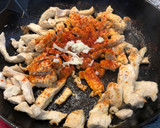 Foto del paso 2 de la receta: Arroz con pollo en sartén de hierro Skillet