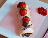 A picture of step 5 of Rollgoll with strawberry custard.