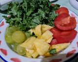 Foto langkah ke 1 dari resep Jus Tomang Nakal (tomat anggur nanas kale).