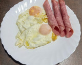 Foto del paso 1 de la receta: Huevos fritos con enrollados de chopped