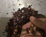 Foto langkah ke 4 dari resep Kacang daun jeruk sangrai tanpa minyak.