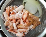 Hình bước làm 1 của món Miến cua (ghẹ) ngũ sắc