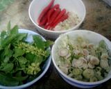 รูปขั้นตอนการทำที่ 1 ของ หมูผัดสมุนไพร