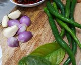 Foto langkah ke 2 dari resep Tumis Terong Ungu Cabe Hijau dengan Sambal Dimsum Minyak Pedas.