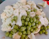 गोभी आलू की सूखी सब्जी (Gobi aloo ki sukhi sabzi recipe in Hindi) रेसिपी चरण 2 फोटो