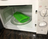 Foto del paso 5 de la receta: Judías verdes hervidas en lékué con hamburguesa de pollo a la plancha