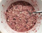 Foto del passaggio 2 della ricetta Baked oatmeal alle fragole, lamponi e granella di cacao