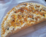 Foto del paso 3 de la receta: Empanada de queso de cabra, dátiles y bacon