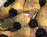 Foto del paso 2 de la receta: Pollo al horno con ciruelas y piñones