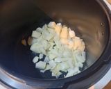 Une image de l'étape 1 de Mijoté de poulet curry et raisin sec.